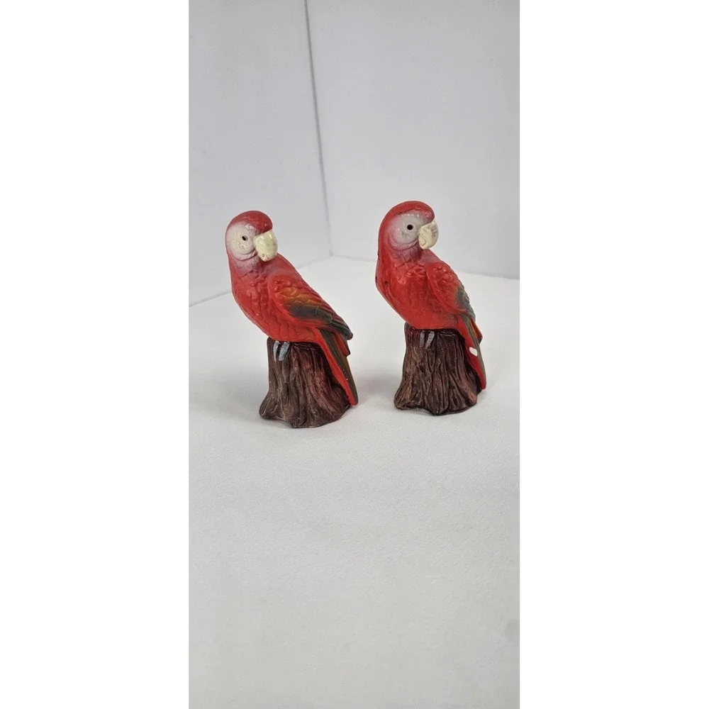 Vintage Salt‎ And Pepper Shakers Parrot Macaw Red from Mandalay Bay Casino